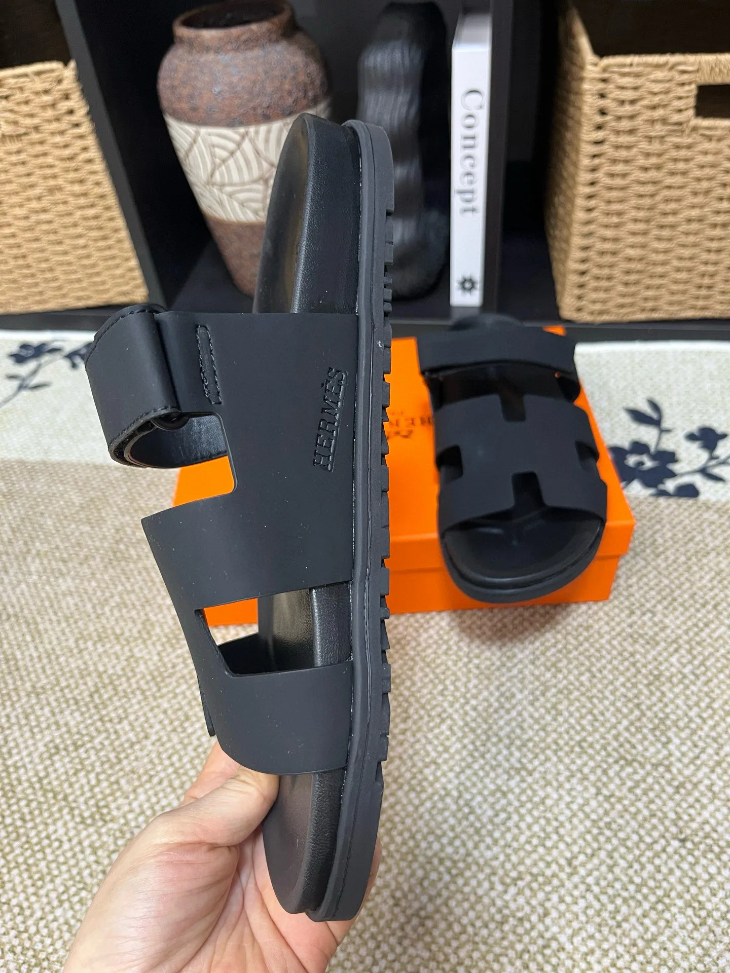 P300 Long-term stock Hermes men’s Kazimir slippers for couples - top quality woven calfskin functional sandals with intertwined uppers inspired by the “H” iconic pattern to create a casual look, perfect for summer. Imported cowhide + cowhide lining + TUP outsole Size: 35-46